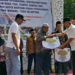 PJ Bupati Nganjuk Dan Dinas Perindustrian dan Perdagangan Serahkan Sarana Oprasional Kebersihan di Pasar Wage Baru Nganjuk