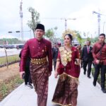 Hadir pada Upacara Penurunan Bendera Negara Sang Merah Putih, Menteri AHY Gunakan Baju Adat Daerah Sulawesi Selatan