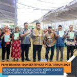 ATR/BPN Kabupaten Kediri bersama Bupati Kediri Membagikan 1000 Sertifikat Tanah di Desa Gedangansewu