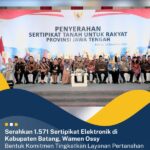 Serahkan 1.571 Sertipikat Elektronik di Kabupaten Batang, Wamen Ossy: Bentuk Komitmen Tingkatkan Layanan Pertanahan